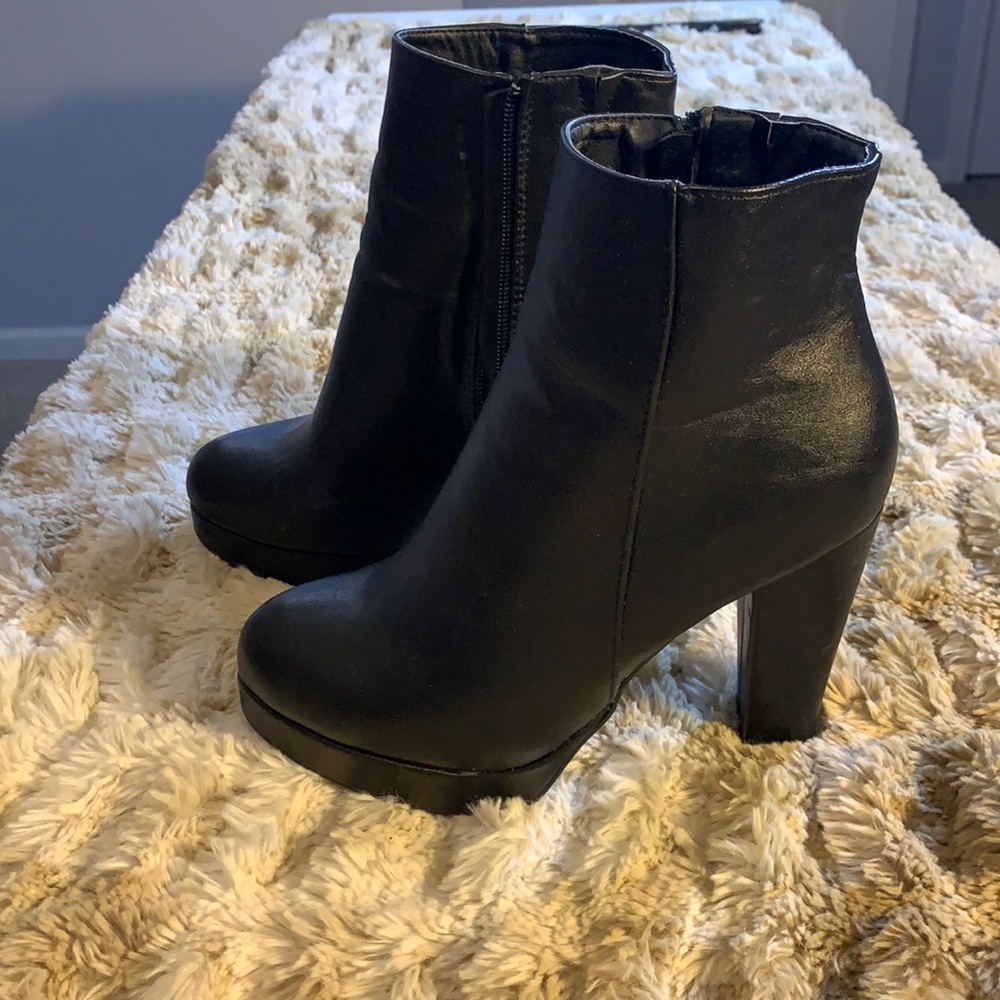 Bamboo ankle boot with heel